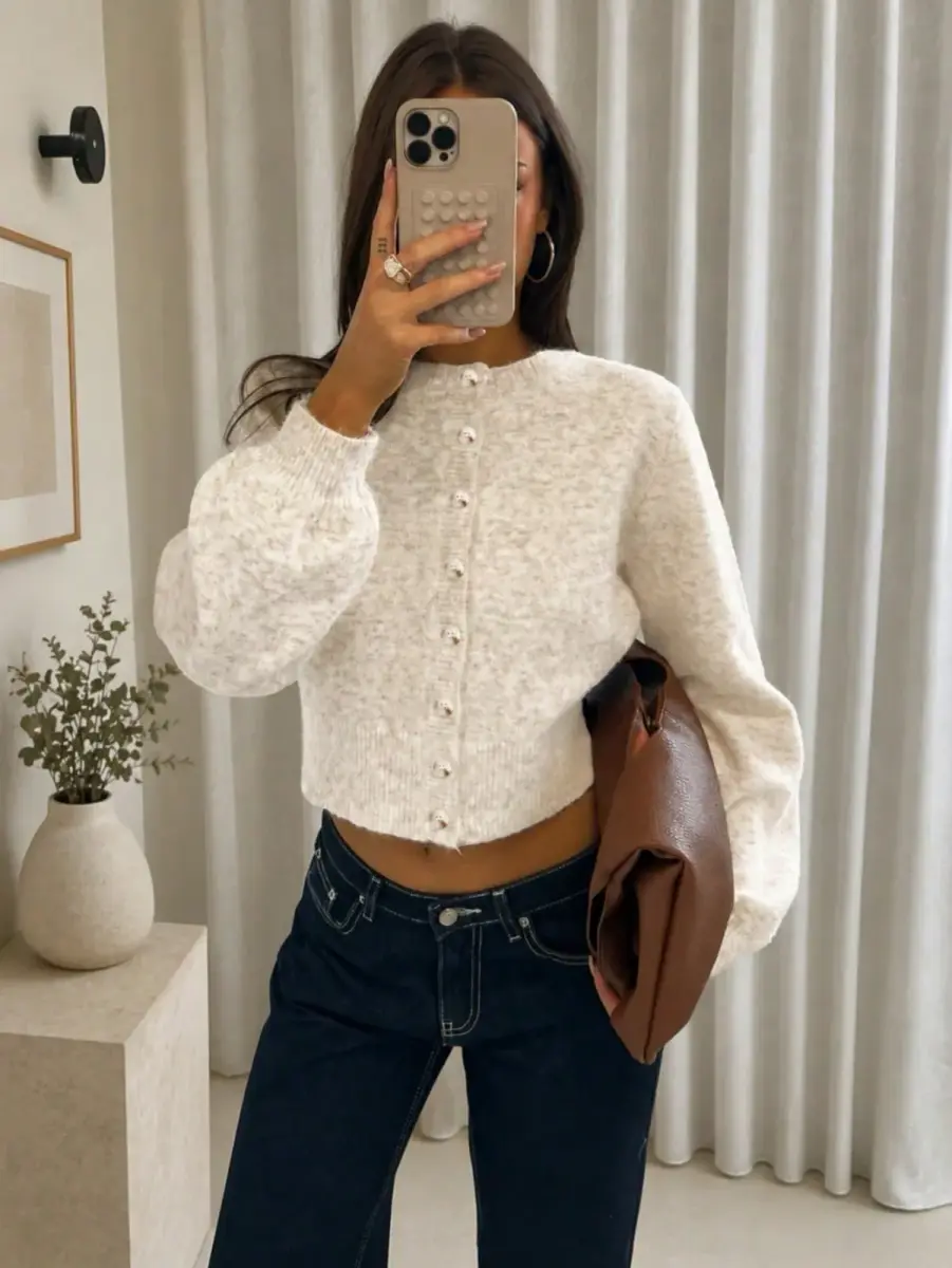 Cardigan court en maille duveteuse beige écru à boutons nacrés