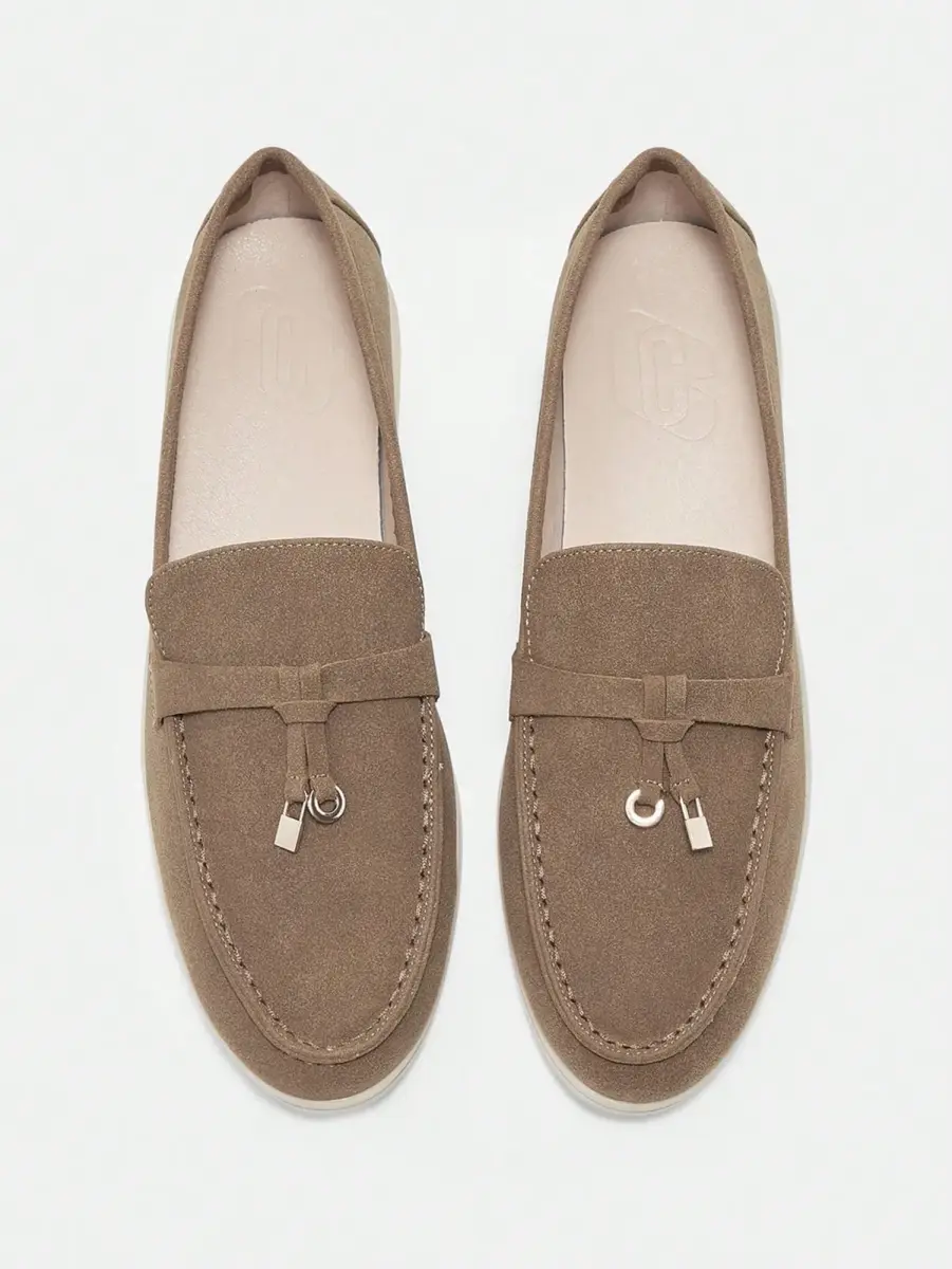 Mocassins en daim taupe avec pampilles et breloques métalliques