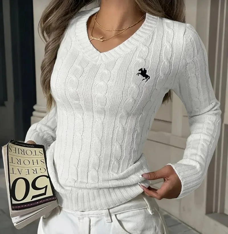 Pull ajusté en maille torsadée bordeaux col V avec broderie cavalier