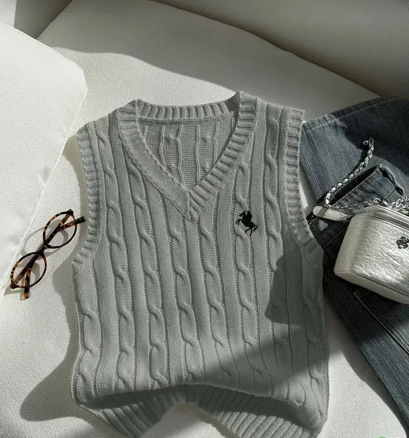 Débardeur en maille torsadée beige clair à col V style universitaire