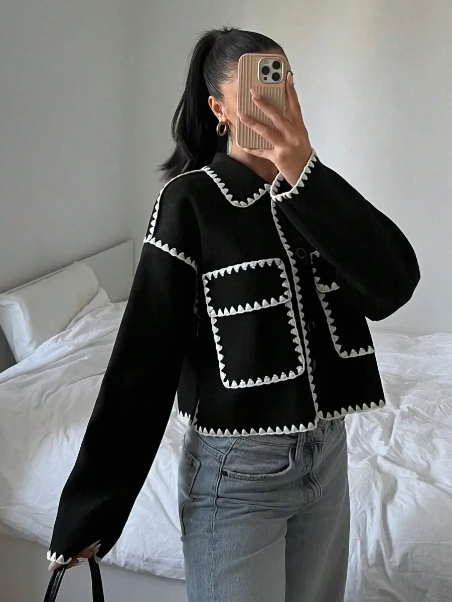 Veste courte noire à bordures festonnées contrastantes blanches