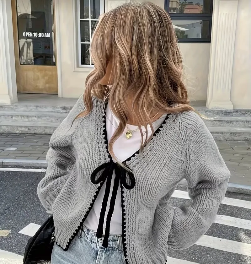 Cardigan en maille gris avec liseré et nœud noir contrastant