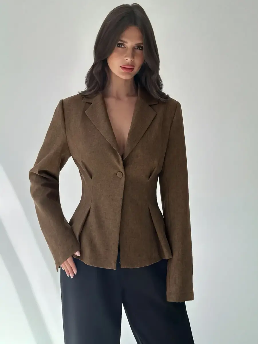 Veste blazer cintrée en jacquard reliefé blanc cassé