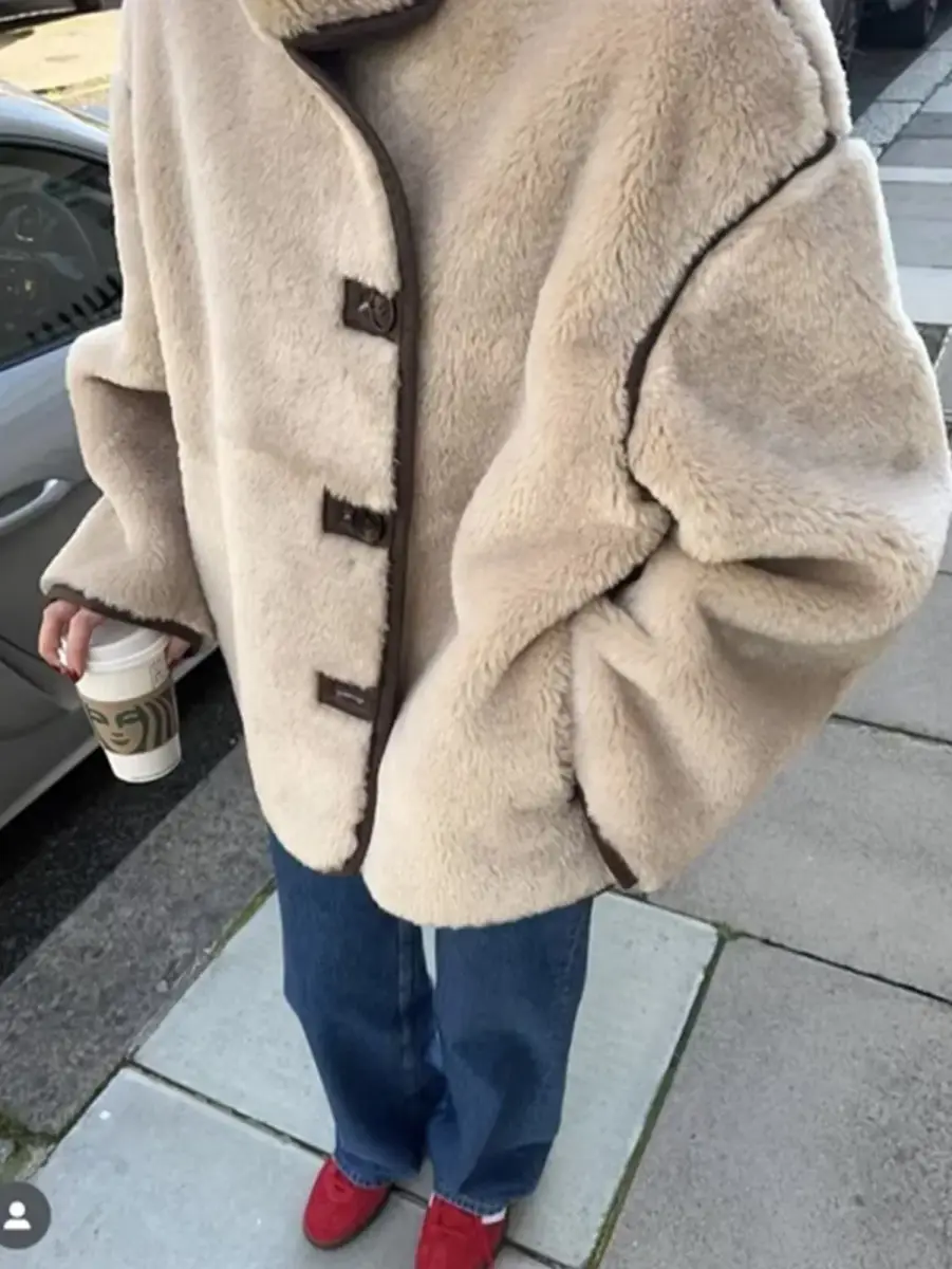 Veste ample en fausse fourrure beige crème à liserés marron chocolat