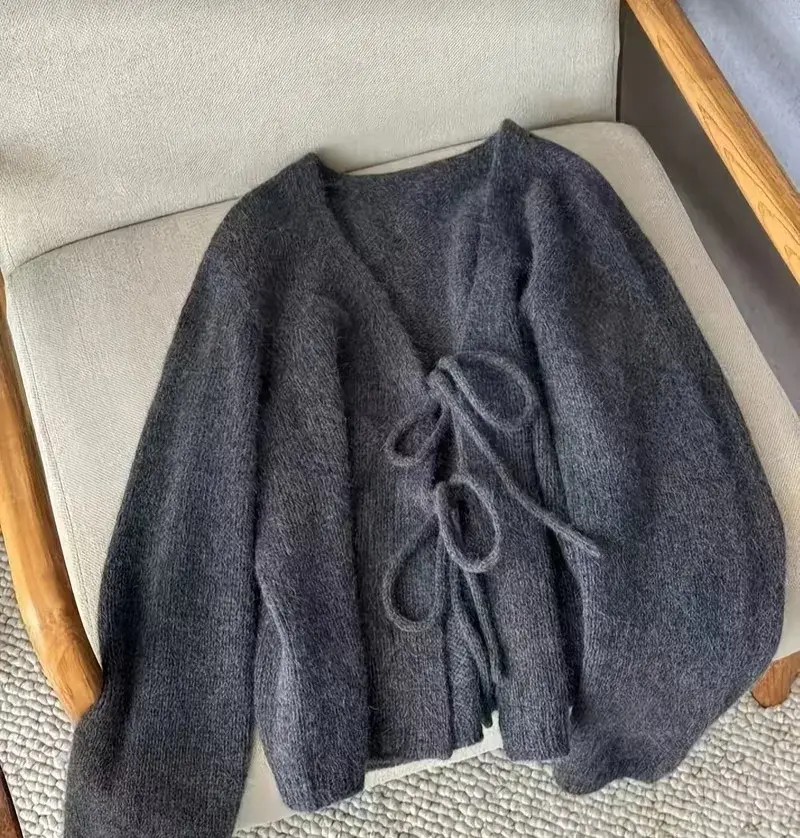 Cardigan en maille fluffy gris foncé à nœuds sur le devant