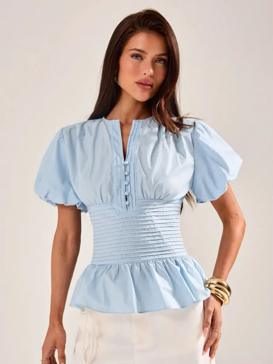 Blouse en coton bleu ciel à taille smockée et manches bouffantes