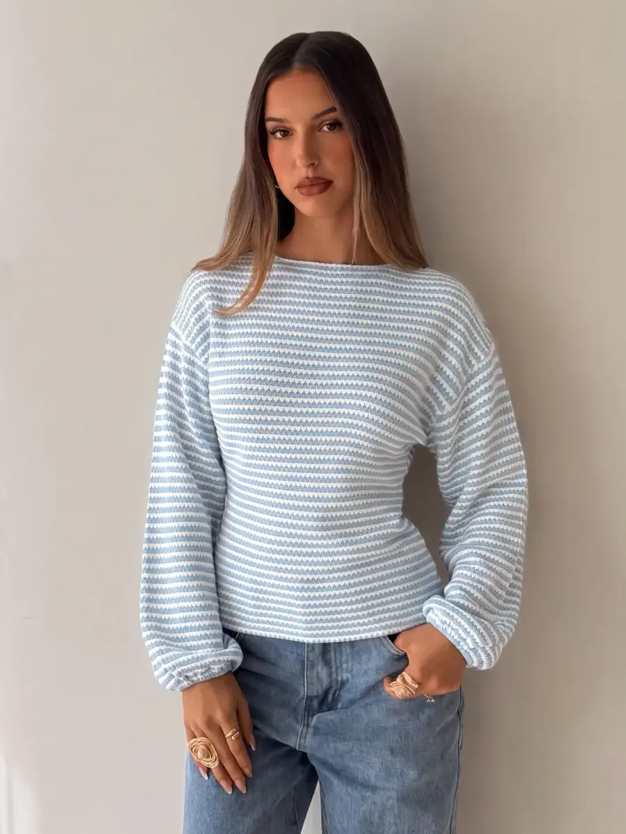 Pull en maille rayée bleu ciel et blanc à col bateau
