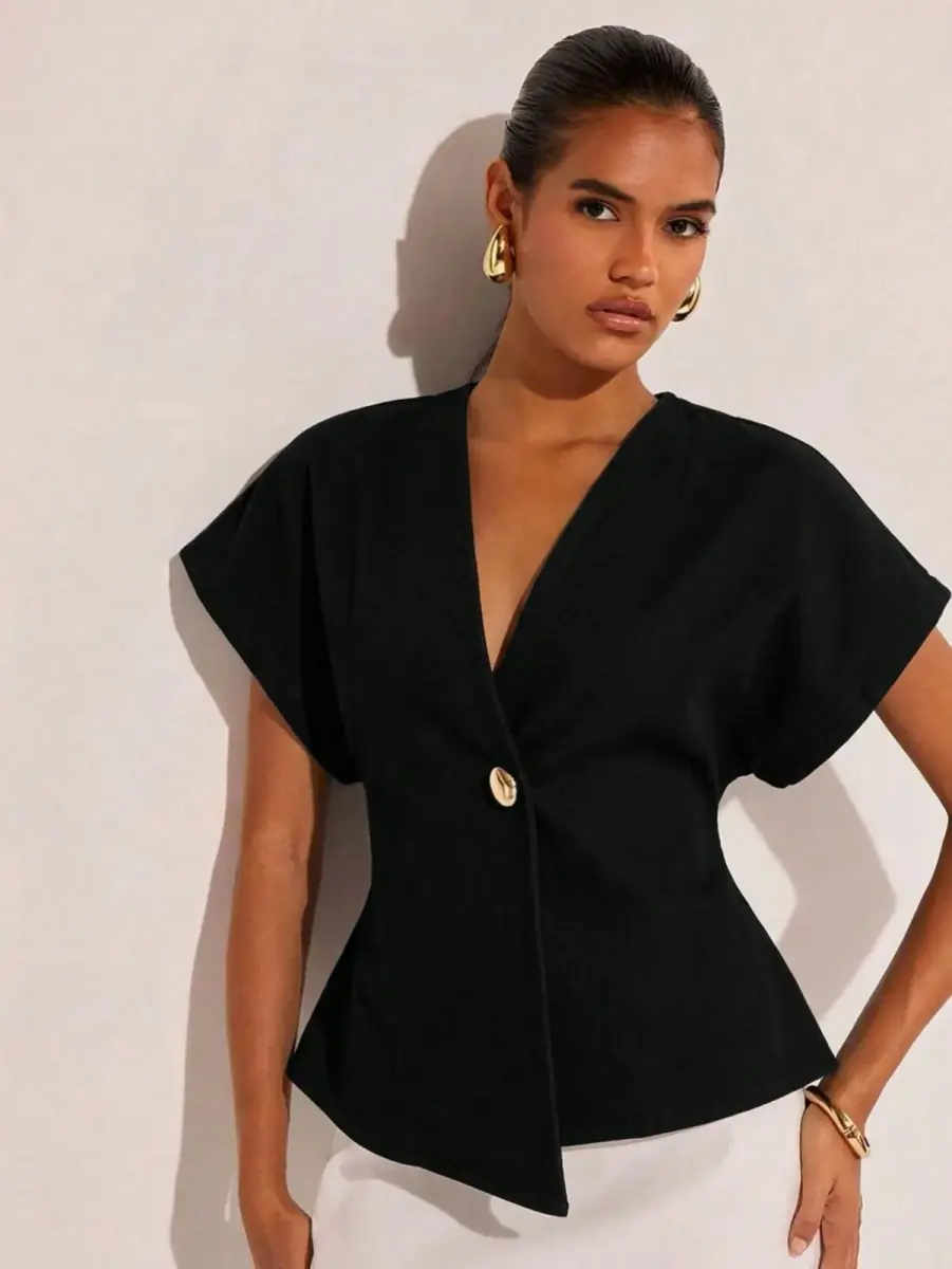 Blouse cache-cœur beige à manches courtes avec bouton doré