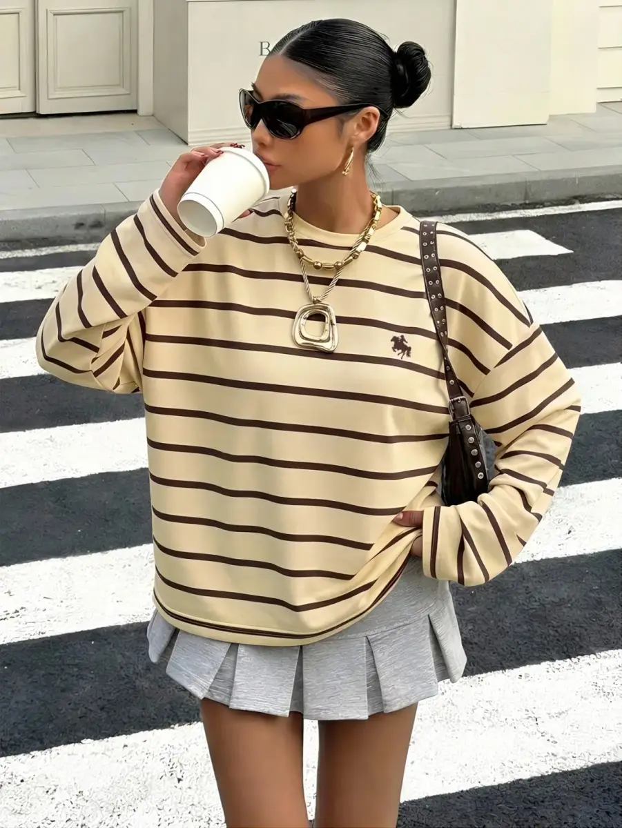 T-shirt rayé rose et marron à manches longues avec broderie cavalier