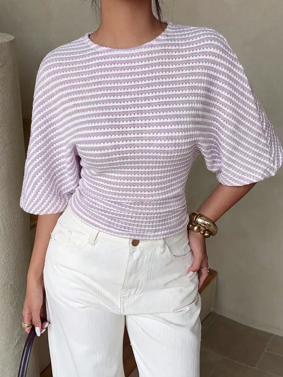 un t-shirt en maille rayée à manches chauve-souris