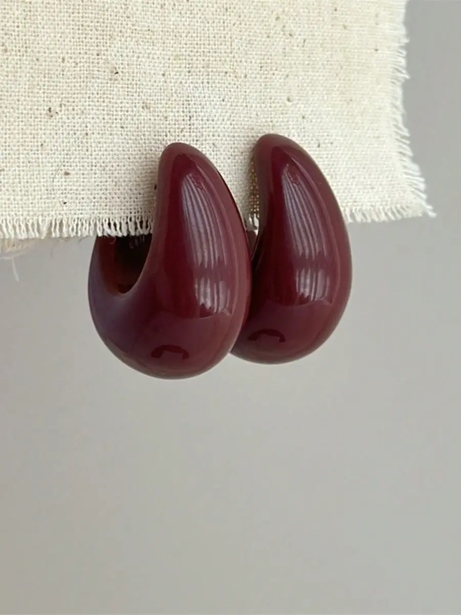 Boucles d'oreilles créoles ouvertes en résine bordeaux profond