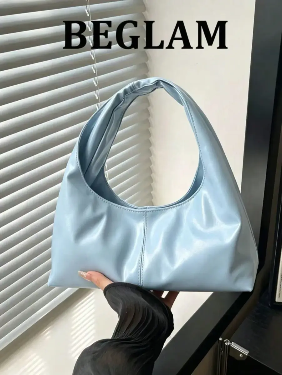 Sac portée épaule demi-lune bleu ciel effet froissé