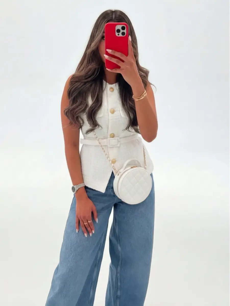 Top sans manches en tweed bleu ciel avec boutons dorés et ceinture